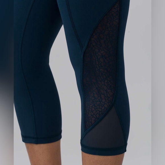 Lululemon Twist and Train Crop 19” - Picture 4 of 8